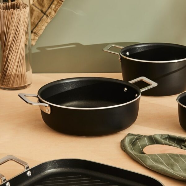 AlessikookpanlaagPotsandpanszwart24cmzonderdeksel.jpeg AlessikookpanlaagPotsandpanszwart24cmzonderdeksel.jpeg