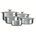 de Le Creuset Signature 3-ply pannenset met vijf robuuste pannen, ontworpen voor veelzijdig gebruik in elke keuken.