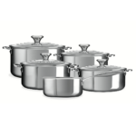 de Le Creuset Signature 3-ply pannenset met vijf robuuste pannen, ontworpen voor veelzijdig gebruik in elke keuken.