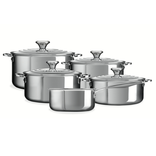 de Le Creuset Signature 3-ply pannenset met vijf robuuste pannen, ontworpen voor veelzijdig gebruik in elke keuken.