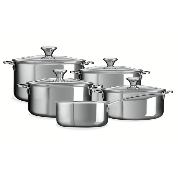 de Le Creuset Signature 3-ply pannenset met vijf robuuste pannen, ontworpen voor veelzijdig gebruik in elke keuken.