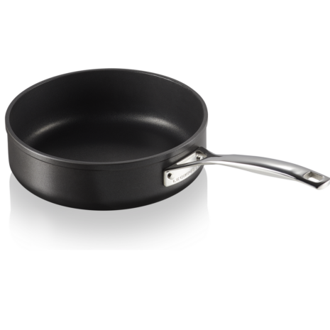 Le Creuset anti-kleef sauteerpan met rechte wand in gesmeed aluminium.