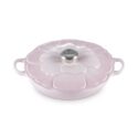 Le Creuset Campagnard met Anemone-bloemmotief, gietijzer, lichtgekleurde geëmailleerde binnenkant.
