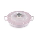 Le Creuset Campagnard met Anemone-bloemmotief, gietijzer, lichtgekleurde geëmailleerde binnenkant.