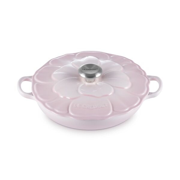 Le Creuset Campagnard met Anemone-bloemmotief, gietijzer, lichtgekleurde geëmailleerde binnenkant.