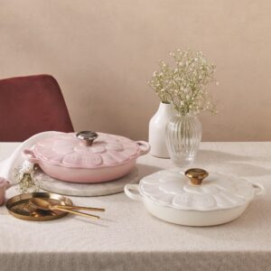 Le Creuset Campagnard braadpan met bloem motief