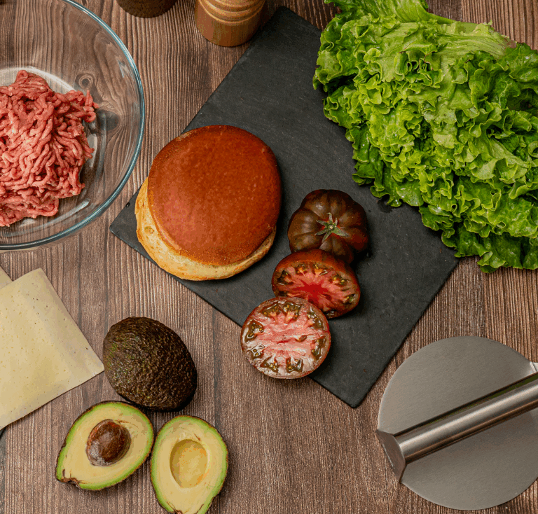 Avocado Burger met Gerookte Kaas en Knapperige Aardappelwedges (voor 2 personen)